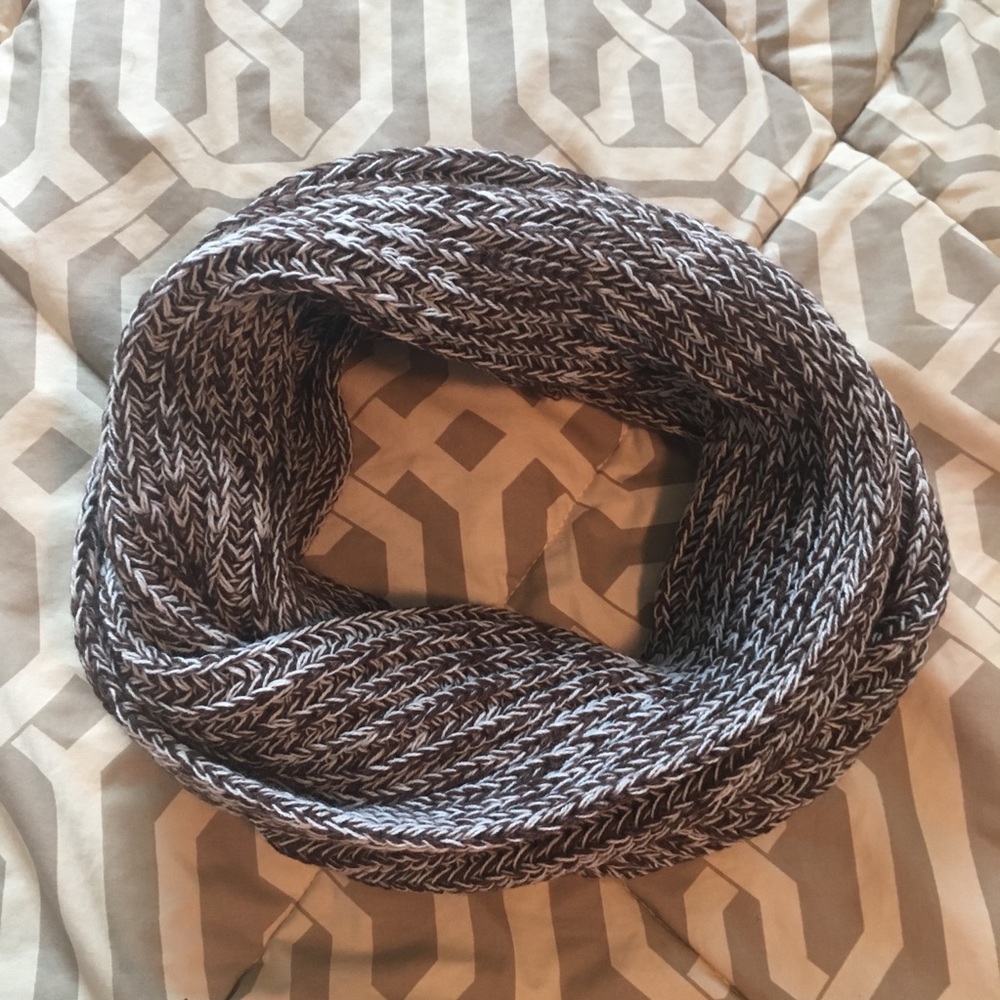 ⭐️SALE NWOT Brown and White Knit Infinity Scarf